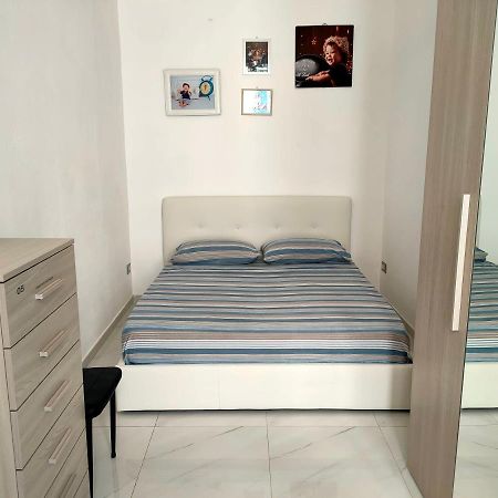 Appartamento Di Fronte Al Porto Turistico Каляри Екстериор снимка